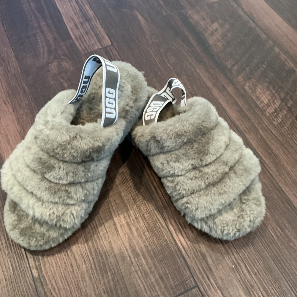 UGG Fluff Yeah Slide Sage Green Sheepskin Logo Strap Slippers Size 8 1095119